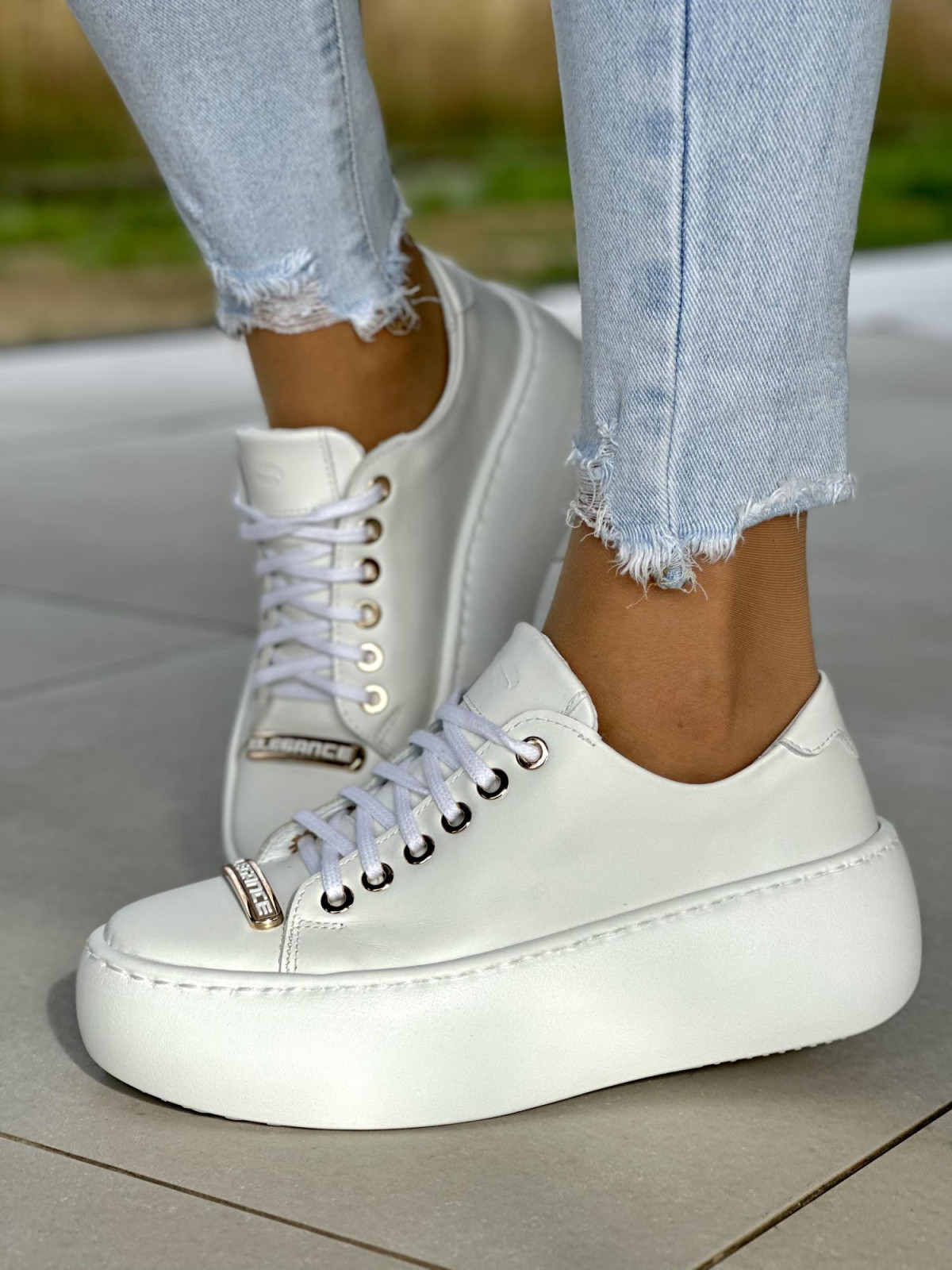 Białe trampki damskie skórzane OLEKSY polskiej produkcji na grubej podeszwie