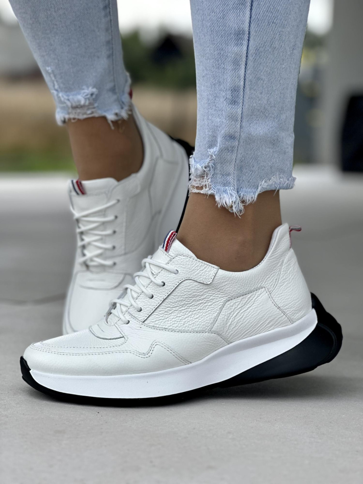 Białe sneakersy damskie OLEKSY ze skóry naturalnej polskiej produkcji