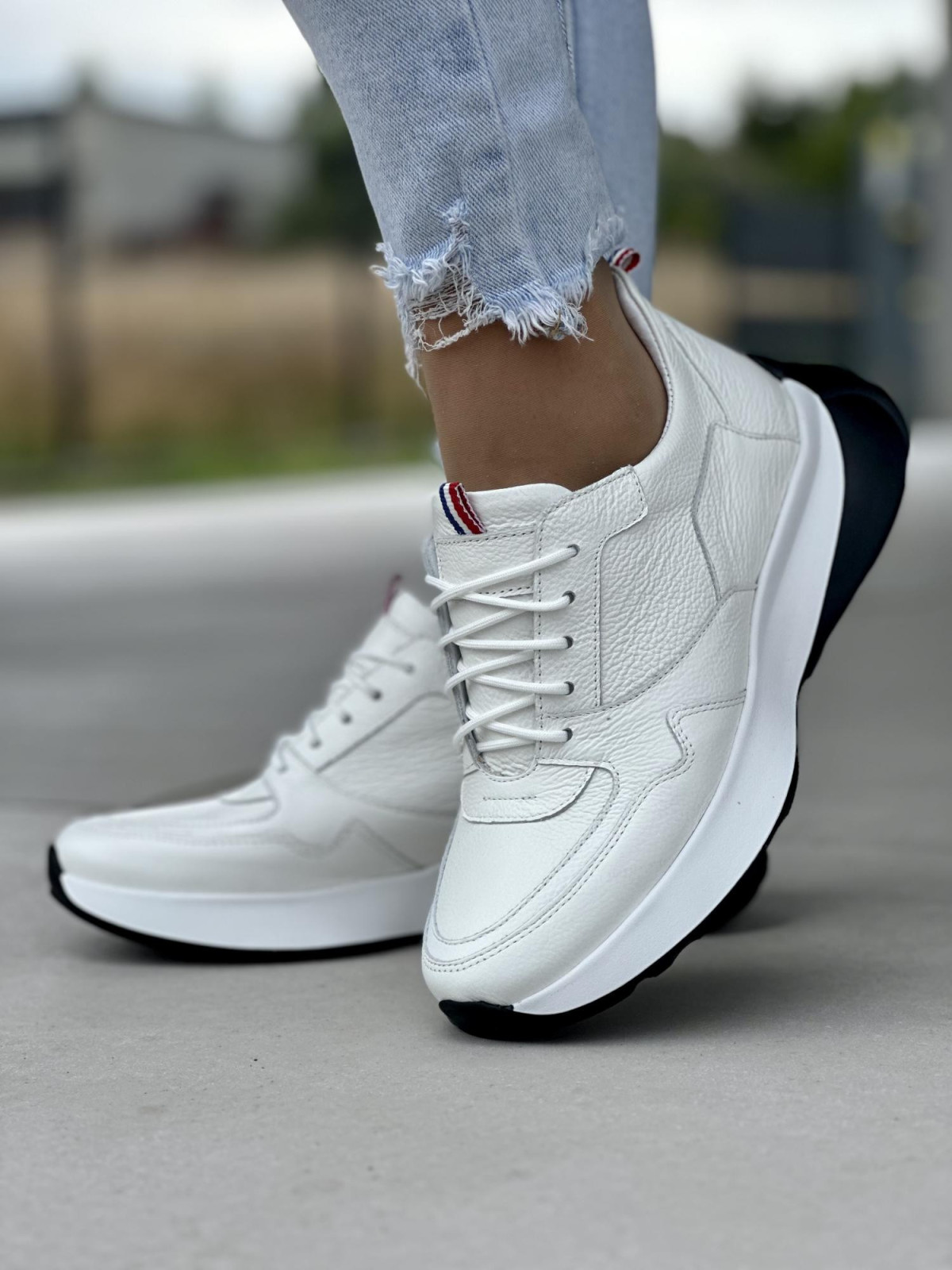 Białe sneakersy damskie OLEKSY ze skóry naturalnej polskiej produkcji