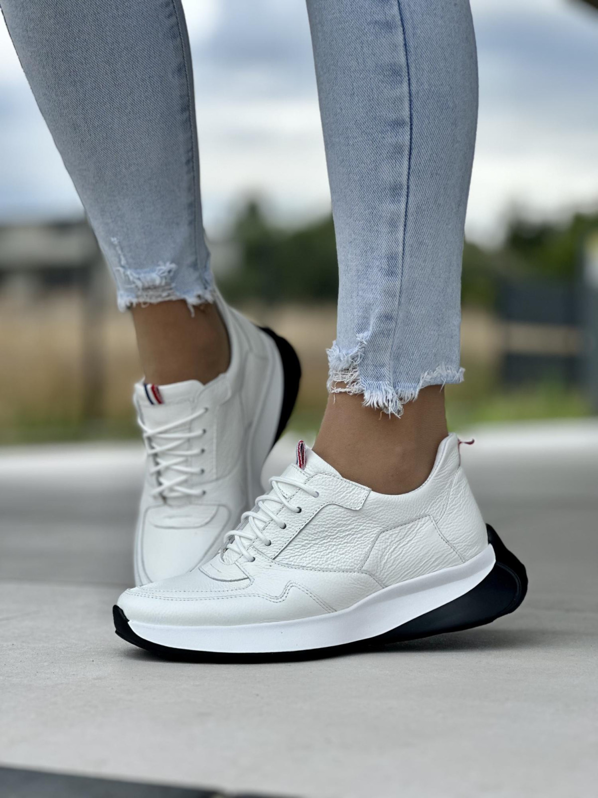 Białe sneakersy damskie OLEKSY ze skóry naturalnej polskiej produkcji