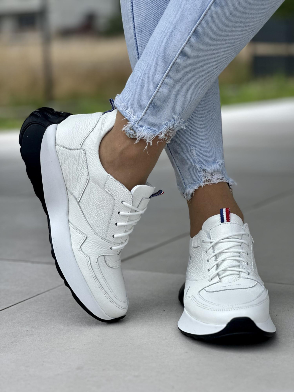 Białe sneakersy damskie OLEKSY ze skóry naturalnej polskiej produkcji