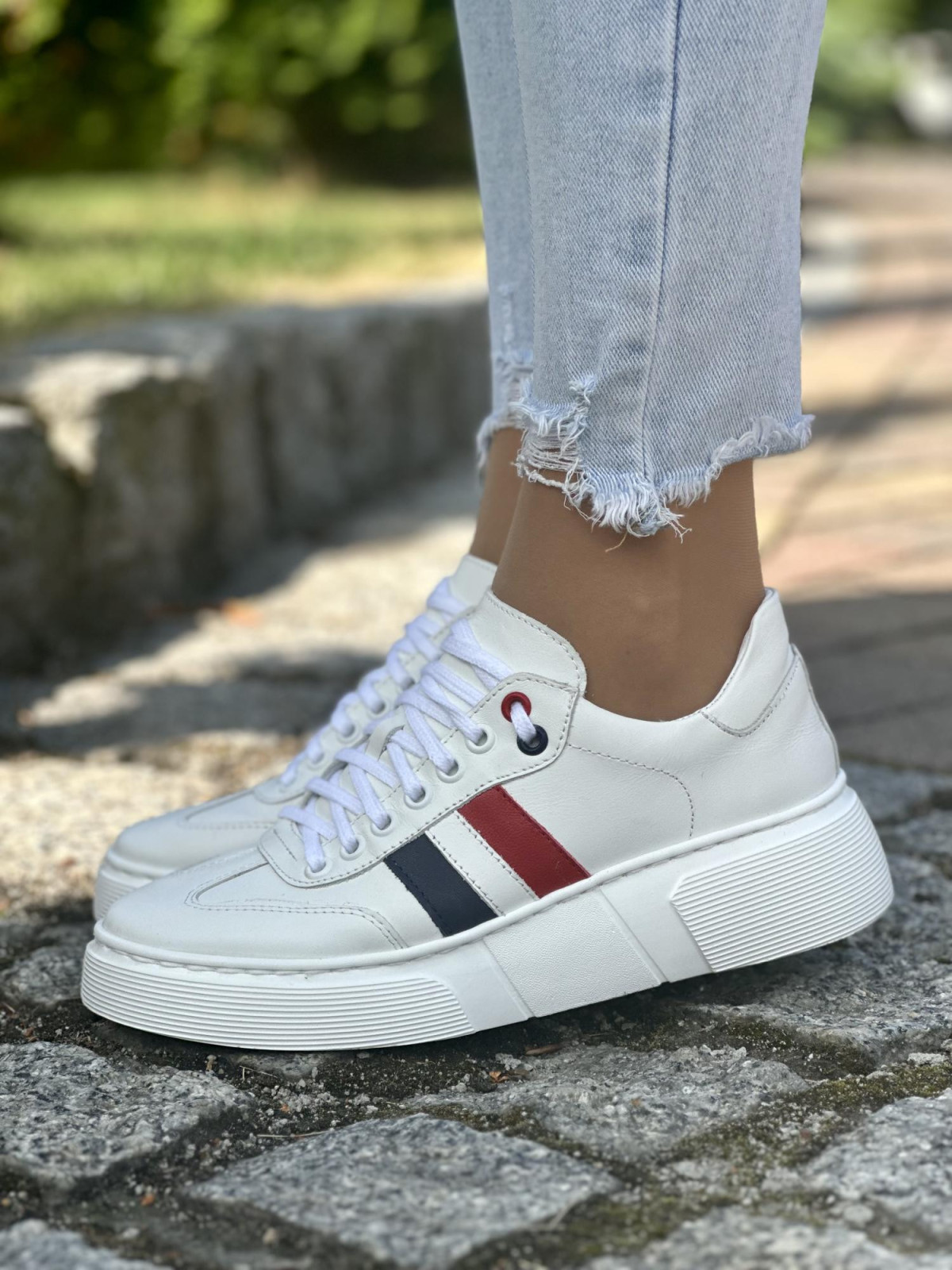 Białe sneakersy damskie OLEKSY ze skóry naturalnej polskiej produkcji