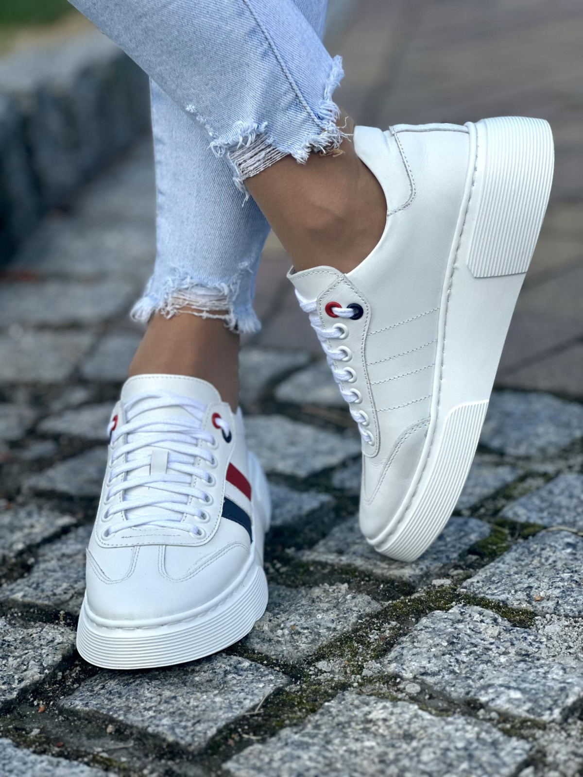 Białe sneakersy damskie OLEKSY ze skóry naturalnej polskiej produkcji