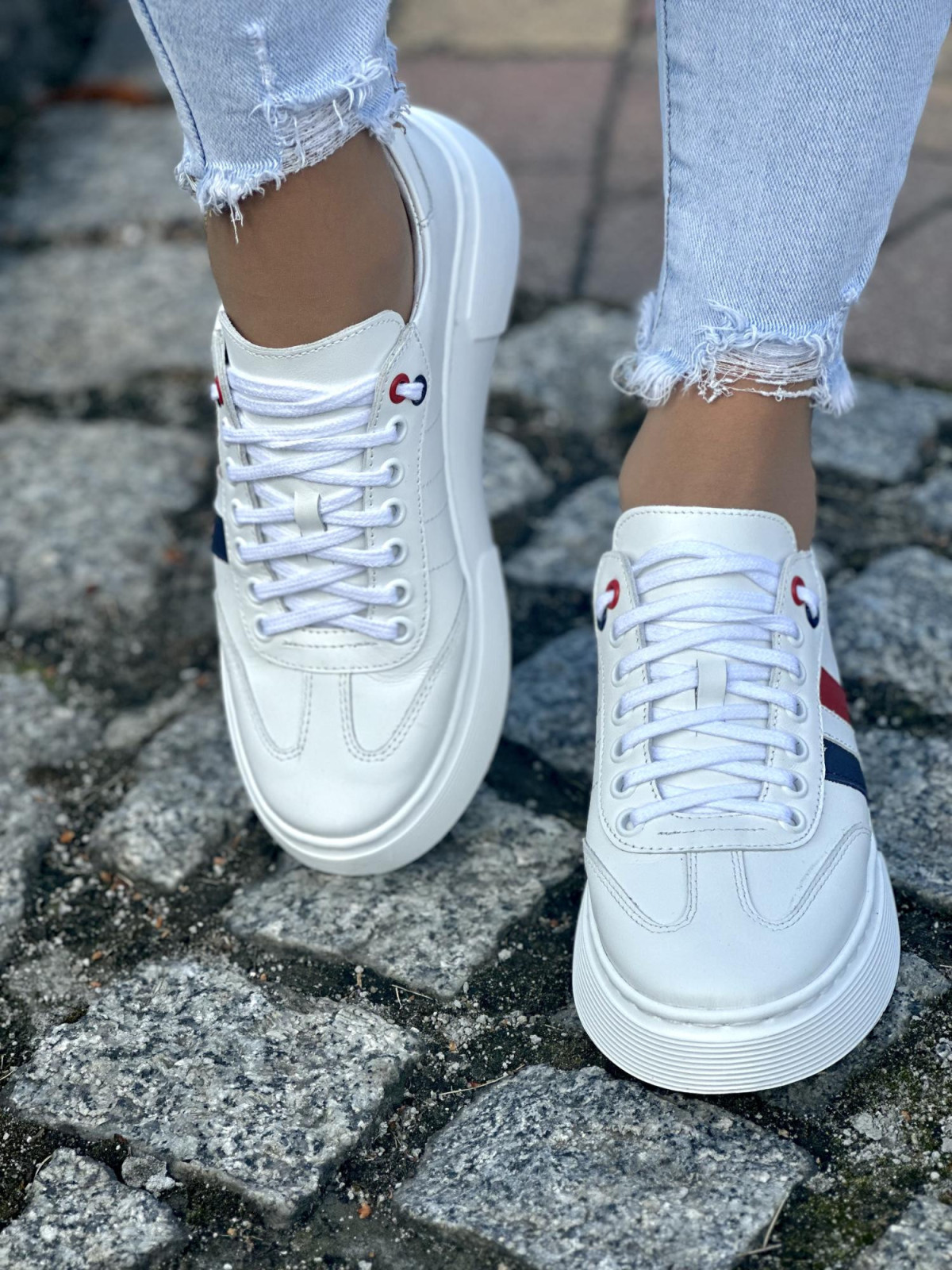 Białe sneakersy damskie OLEKSY ze skóry naturalnej polskiej produkcji