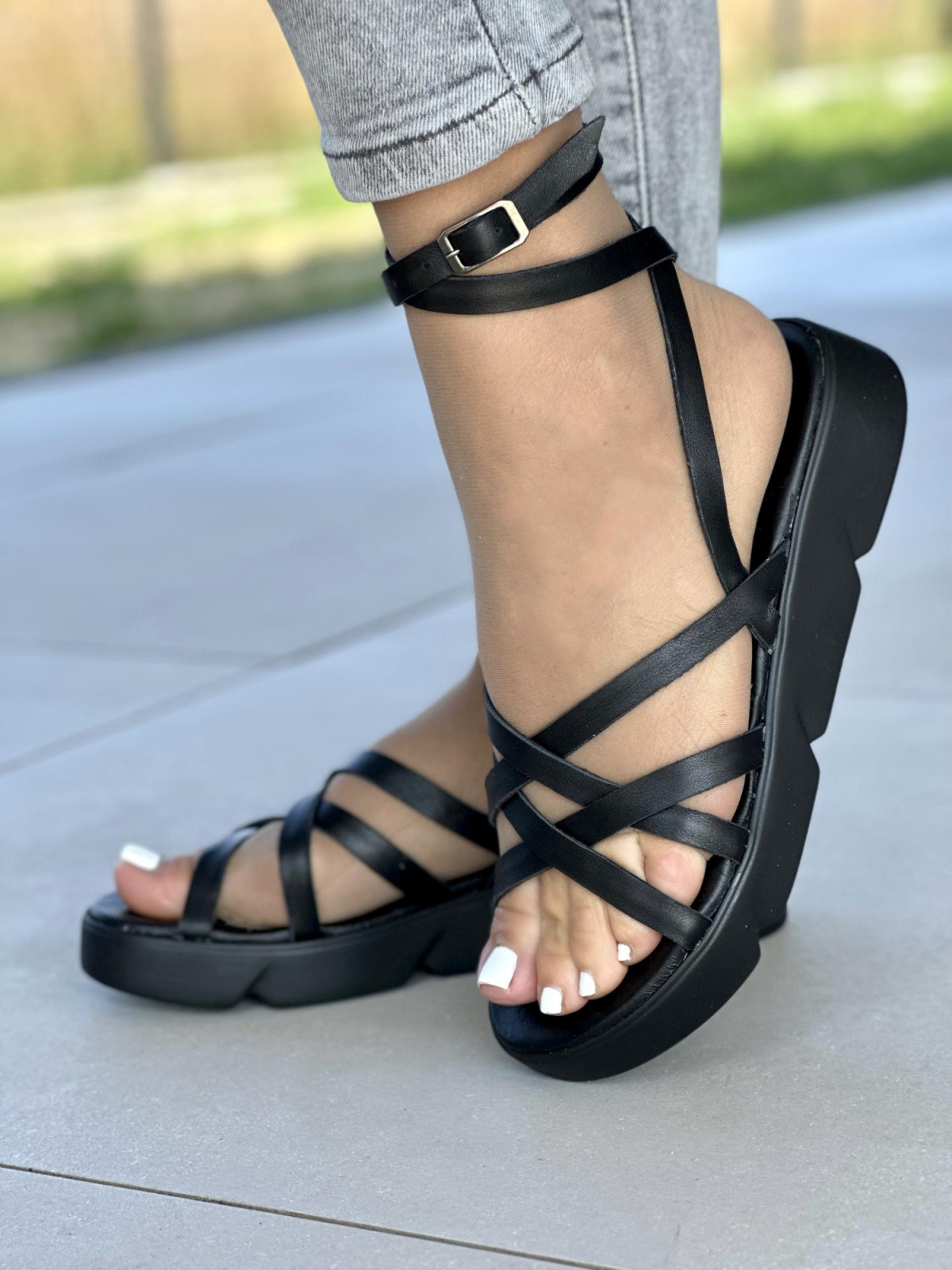 Czarne sandały damskie skórzane OLEKSY polskiej produkcji na grubym spodzie