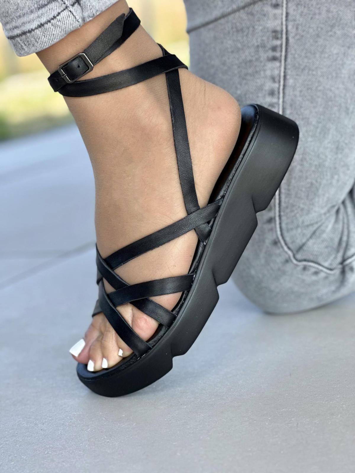 Czarne sandały damskie skórzane OLEKSY polskiej produkcji na grubym spodzie