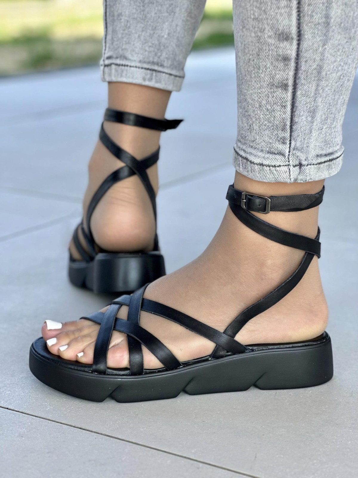 Czarne sandały damskie skórzane OLEKSY polskiej produkcji na grubym spodzie