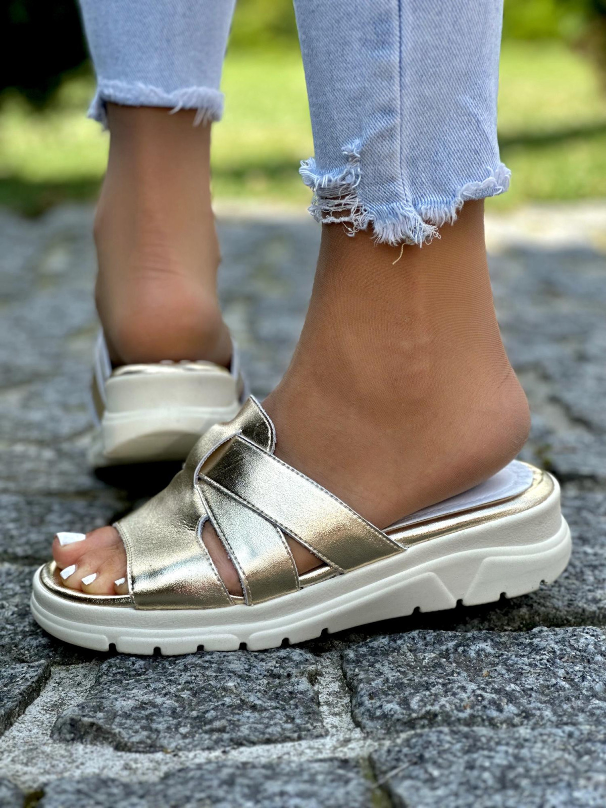 Złote klapki damskie OLEKSY ze skóry naturalnej polskiej produkcji