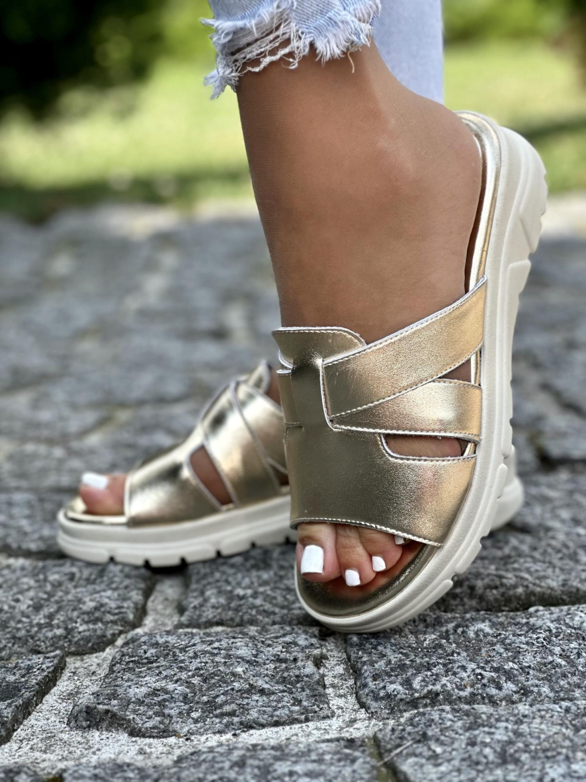 Złote klapki damskie OLEKSY ze skóry naturalnej polskiej produkcji