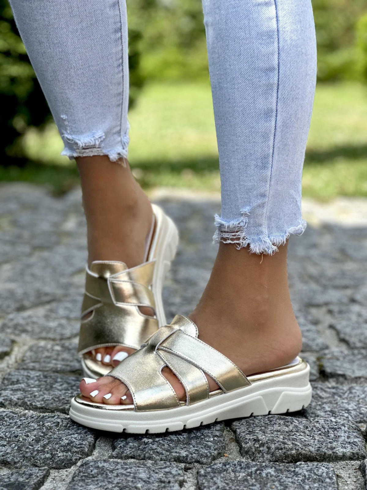 Złote klapki damskie OLEKSY ze skóry naturalnej polskiej produkcji