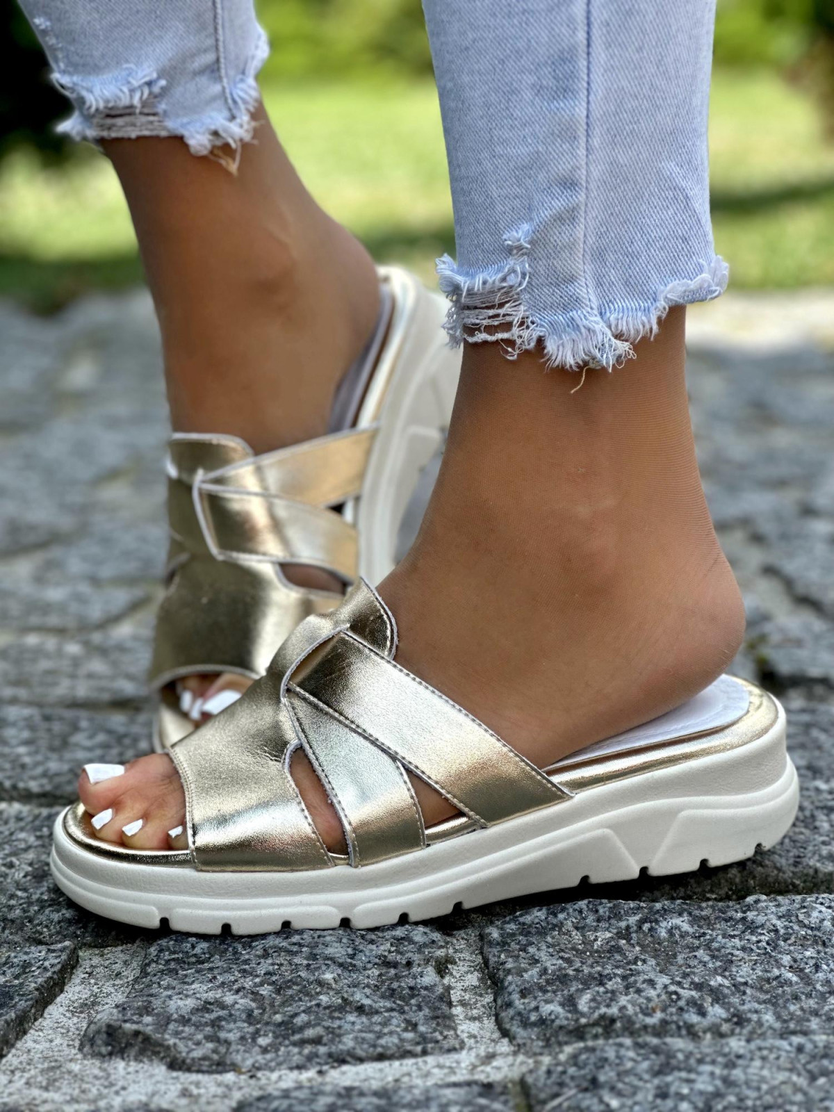 Złote klapki damskie OLEKSY ze skóry naturalnej polskiej produkcji