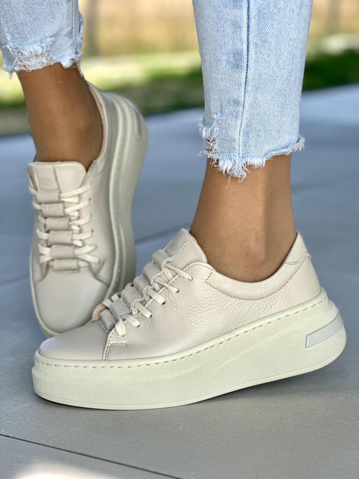 Beżowe trampki damskie skórzane OLEKSY polskiej produkcji na modnej grubej podeszwie