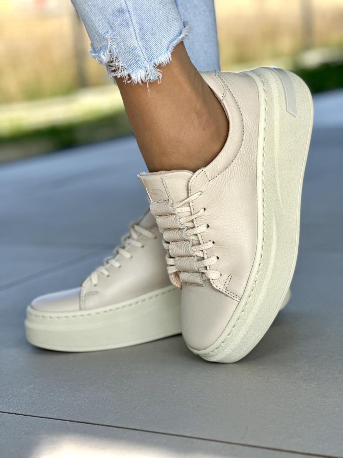 Beżowe trampki damskie skórzane OLEKSY polskiej produkcji na modnej grubej podeszwie