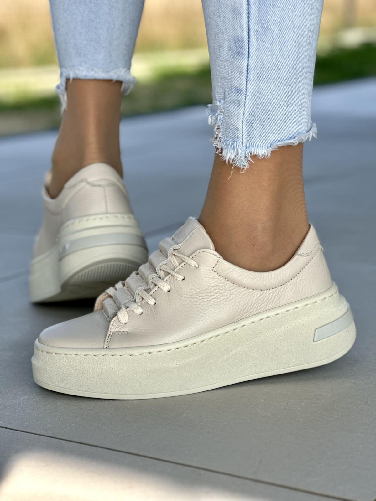 Beżowe trampki damskie skórzane OLEKSY polskiej produkcji na modnej grubej podeszwie