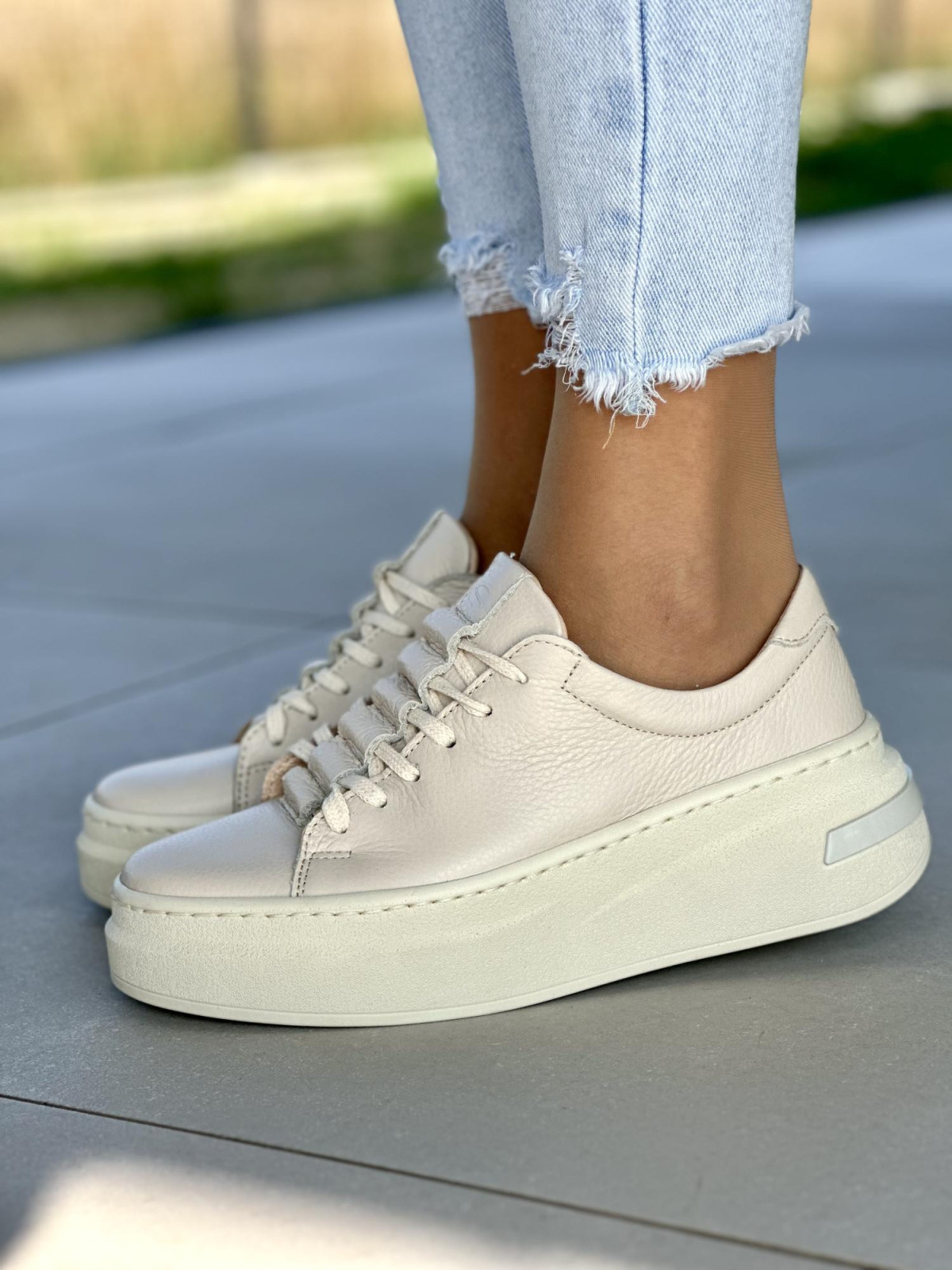 Beżowe trampki damskie skórzane OLEKSY polskiej produkcji na modnej grubej podeszwie