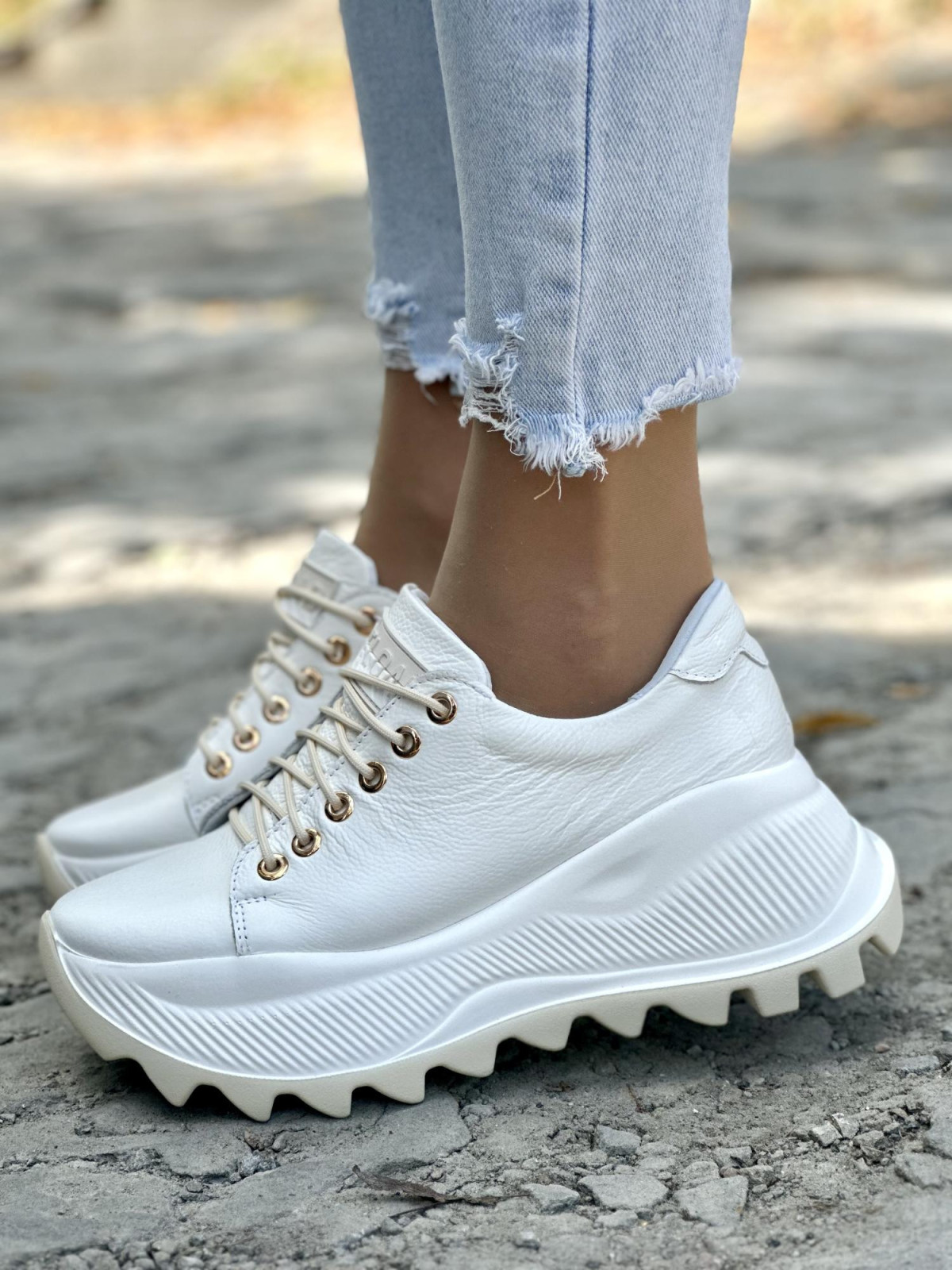 Białe sneakersy damskie OLEKSY ze skóry naturalnej polskiej produkcji na grubej podeszwie