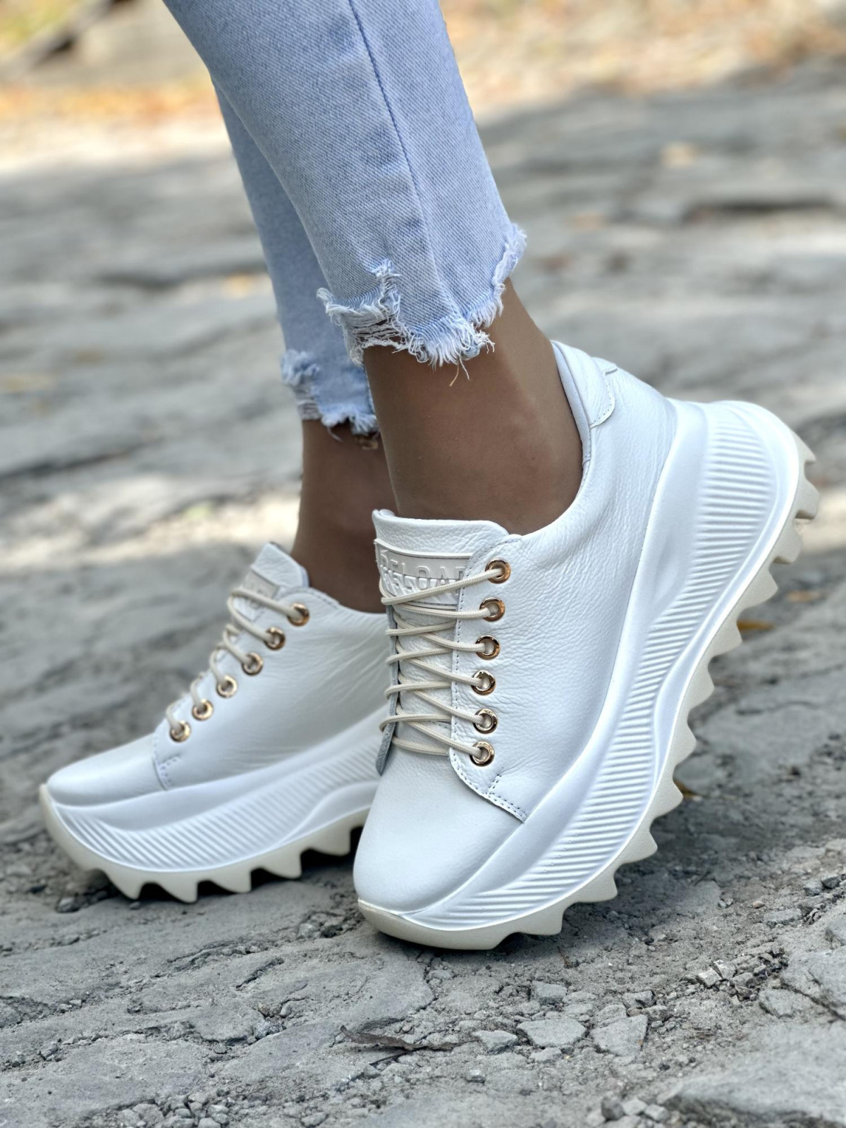 Białe sneakersy damskie OLEKSY ze skóry naturalnej polskiej produkcji na grubej podeszwie