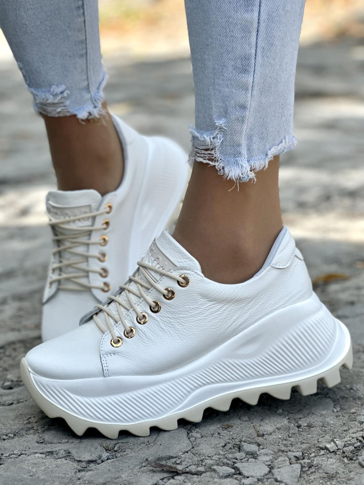 Białe sneakersy damskie OLEKSY ze skóry naturalnej polskiej produkcji na grubej podeszwie