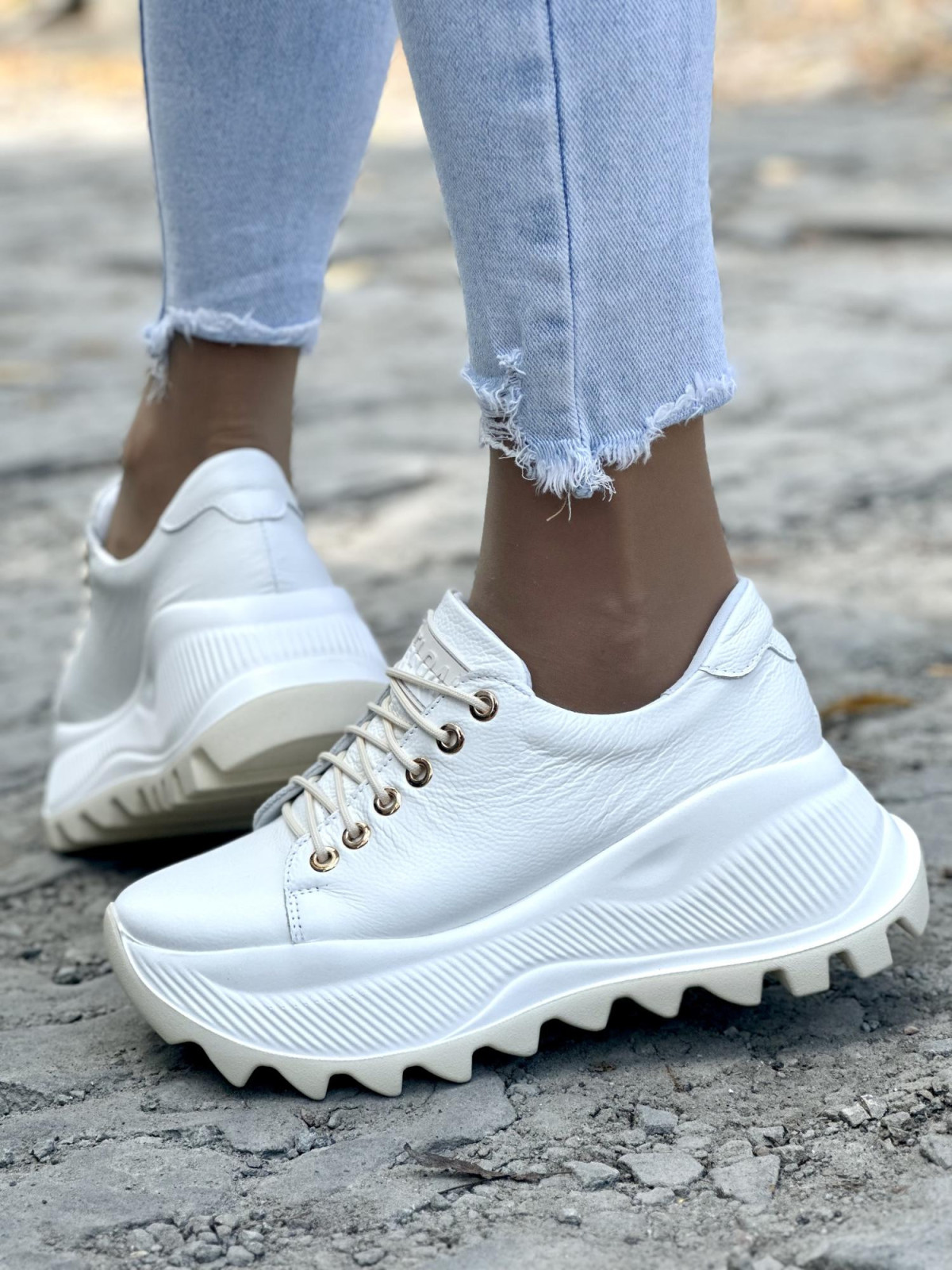 Białe sneakersy damskie OLEKSY ze skóry naturalnej polskiej produkcji na grubej podeszwie