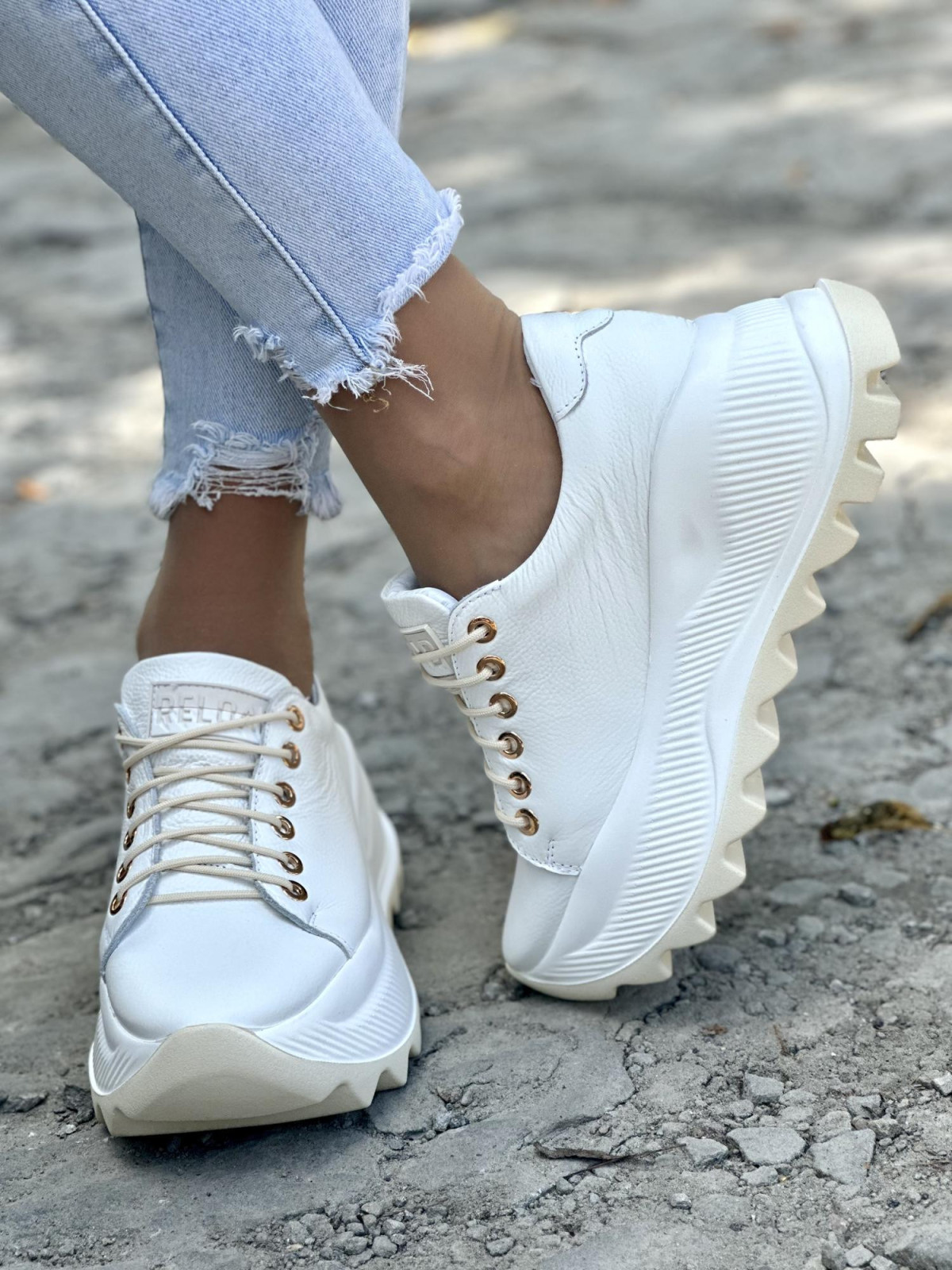 Białe sneakersy damskie OLEKSY ze skóry naturalnej polskiej produkcji na grubej podeszwie