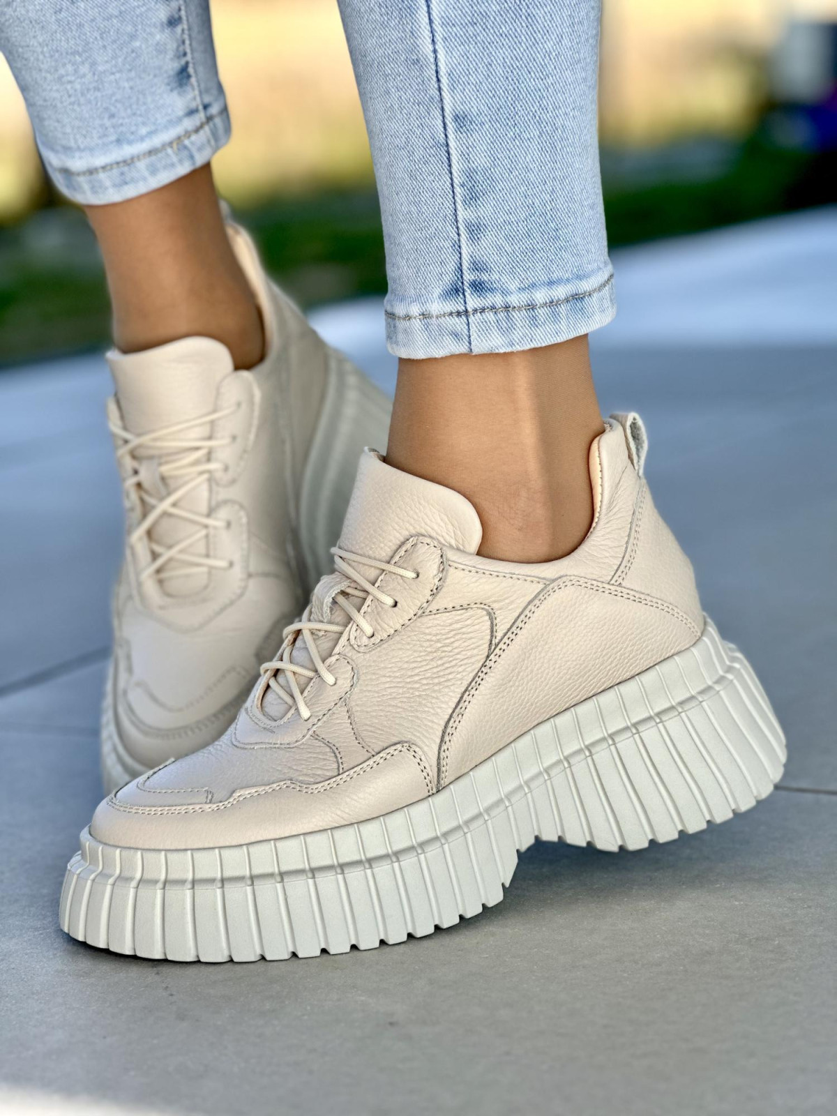 Beżowe sneakersy damskie skórzane OLEKSY polskiej produkcji na grubej podeszwie