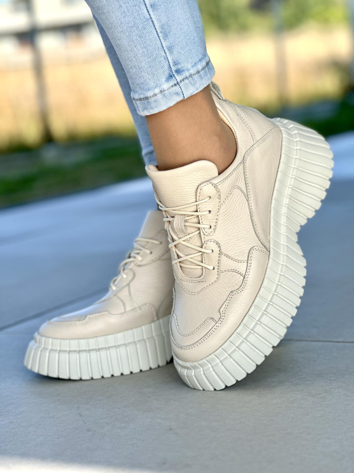 Beżowe sneakersy damskie skórzane OLEKSY polskiej produkcji na grubej podeszwie