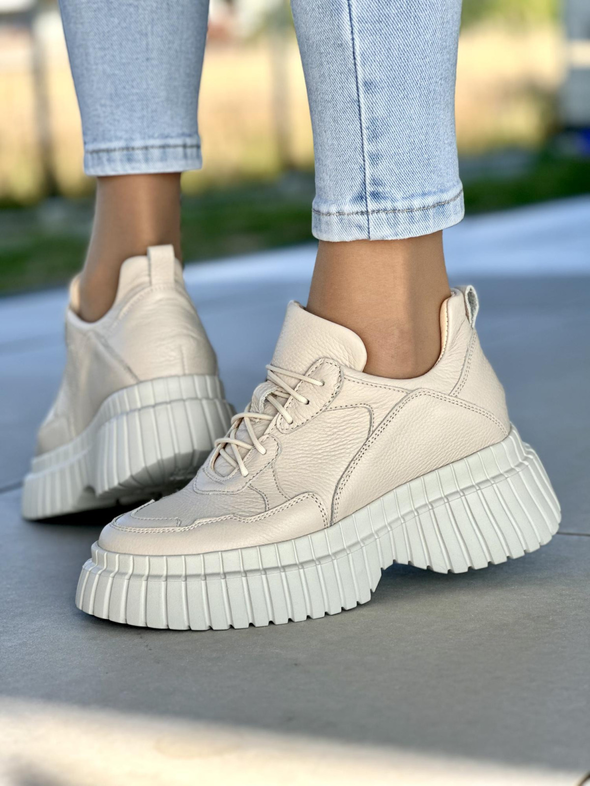 Beżowe sneakersy damskie skórzane OLEKSY polskiej produkcji na grubej podeszwie