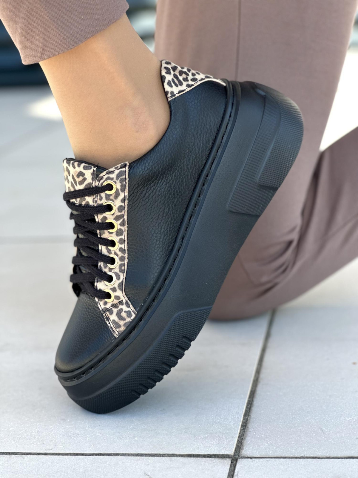 Czarne trampki damskie skórzane OLEKSY polskiej produkcji na grubej podeszwie