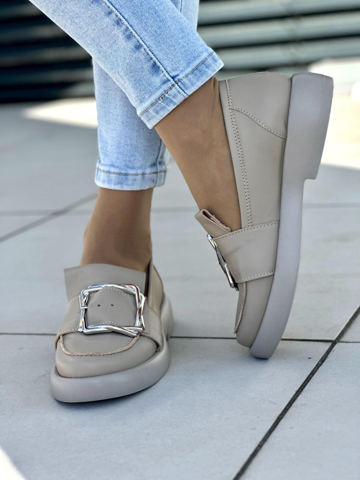 Beżowe mokasyny damskie skórzane OLEKSY polskiej produkcji z piękną klamrą