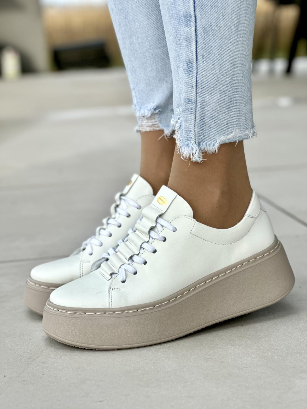 Białe trampki damskie skórzane OLEKSY polskiej produkcji na beżowej grubej podeszwie