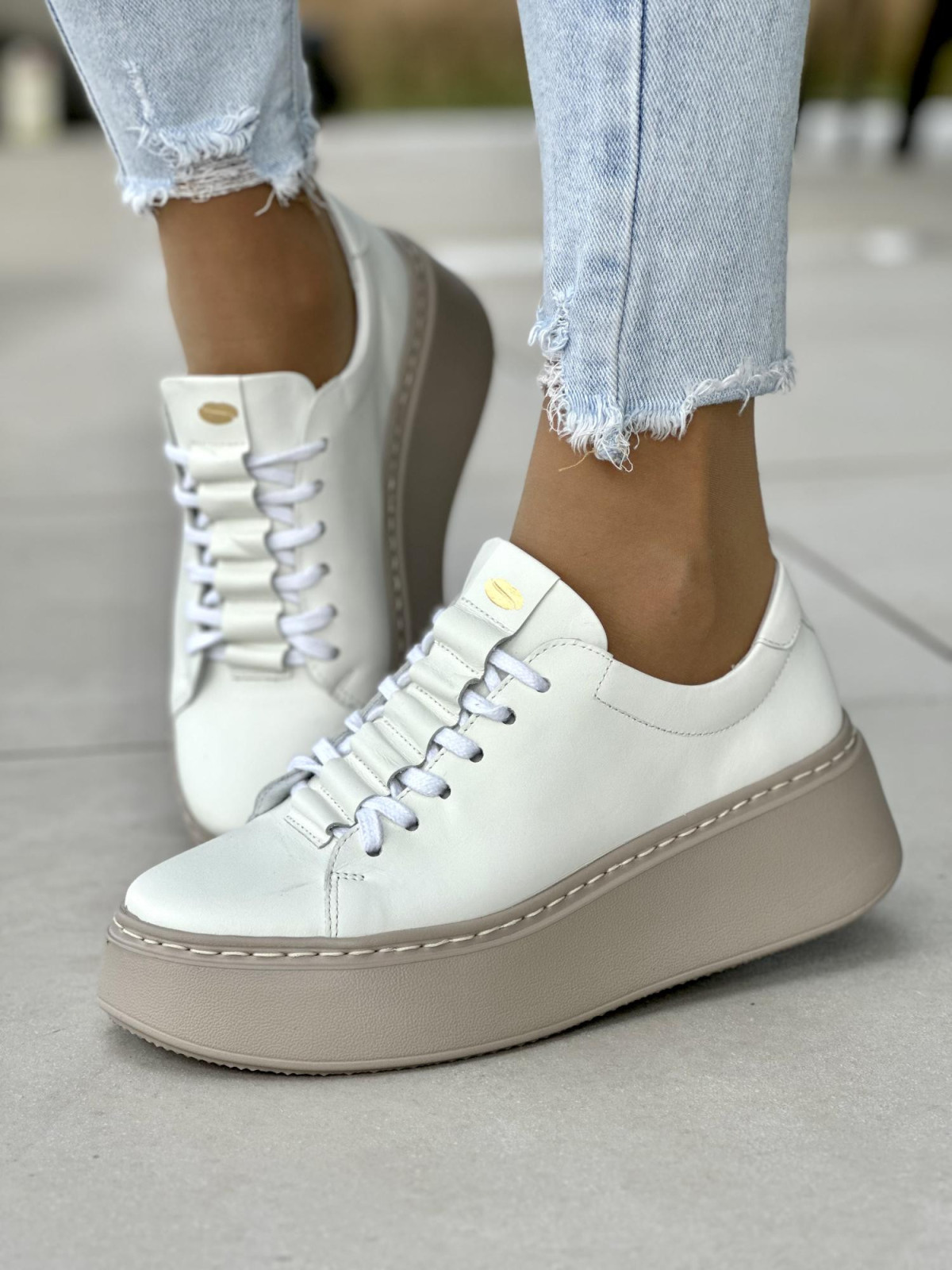 Białe trampki damskie skórzane OLEKSY polskiej produkcji na beżowej grubej podeszwie