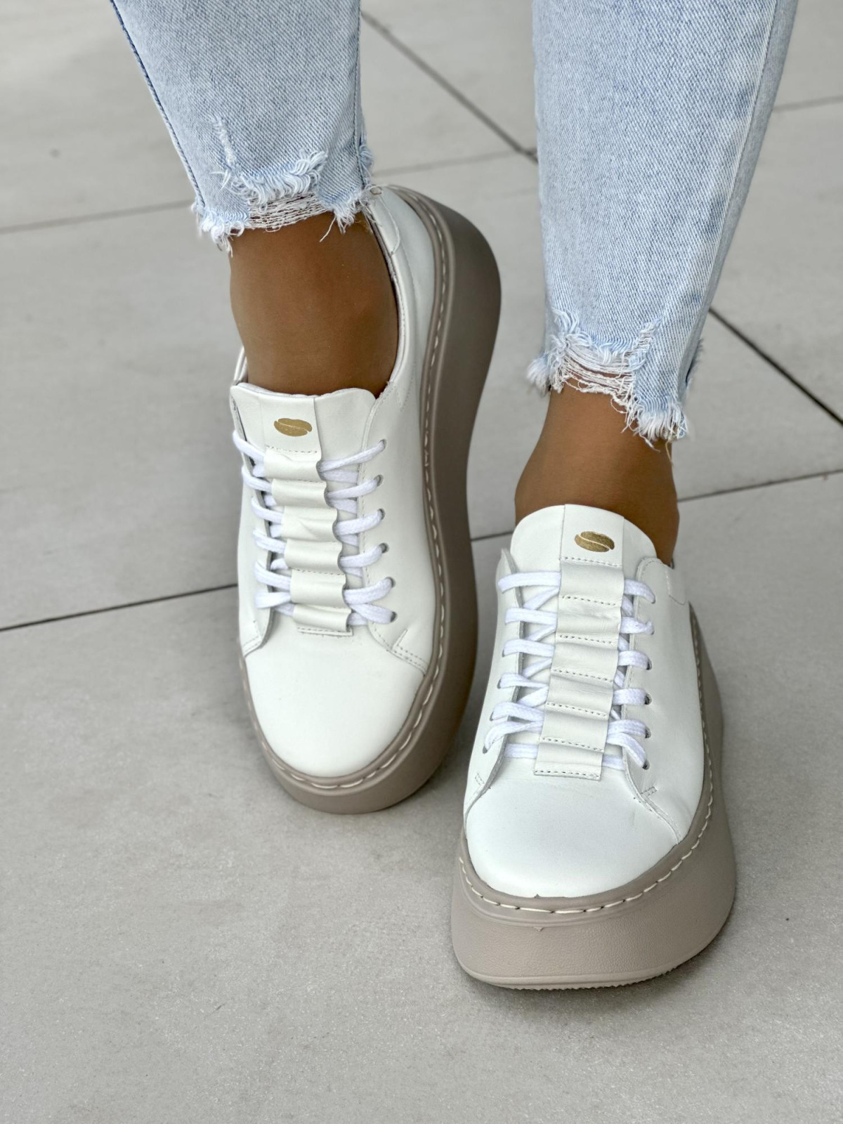 Białe trampki damskie skórzane OLEKSY polskiej produkcji na beżowej grubej podeszwie