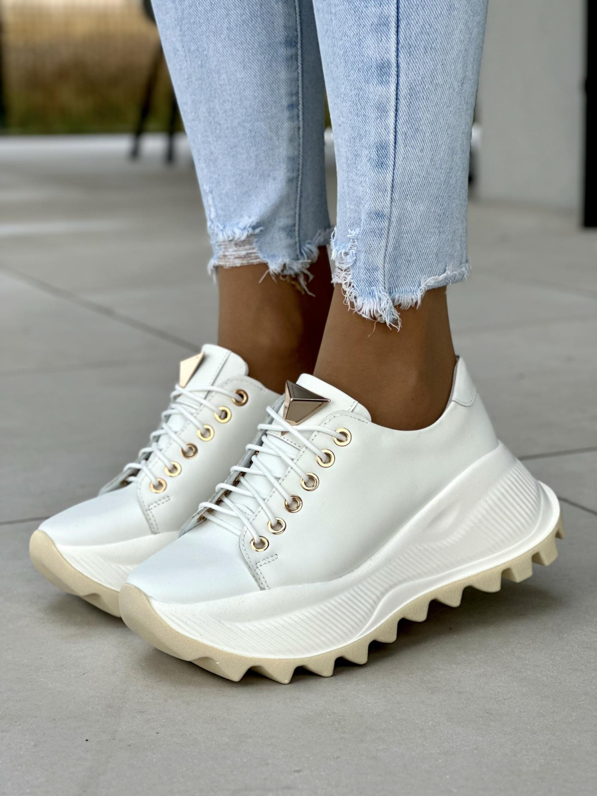 Białe sneakersy damskie OLEKSY ze skóry naturalnej polskiej produkcji na grubej podeszwie