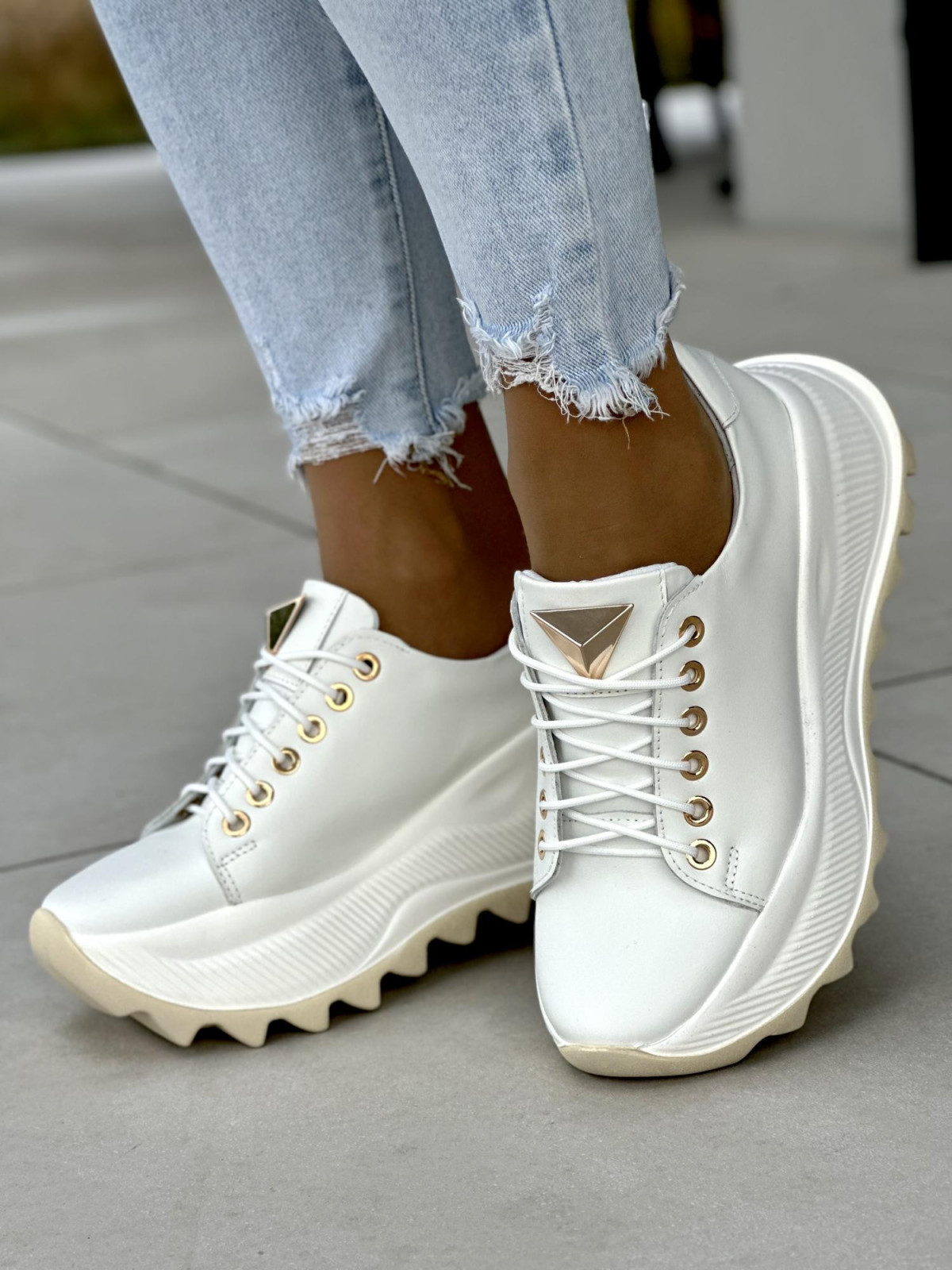 Białe sneakersy damskie OLEKSY ze skóry naturalnej polskiej produkcji na grubej podeszwie