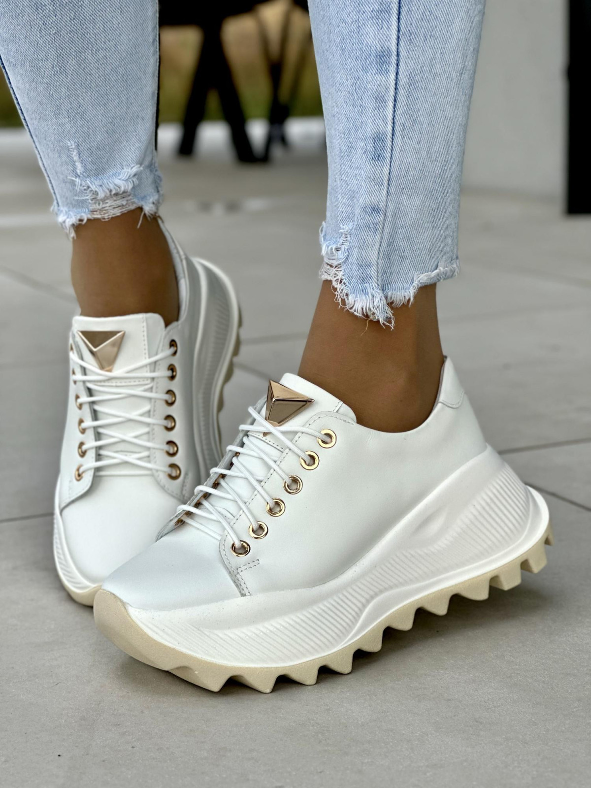 Białe sneakersy damskie OLEKSY ze skóry naturalnej polskiej produkcji na grubej podeszwie