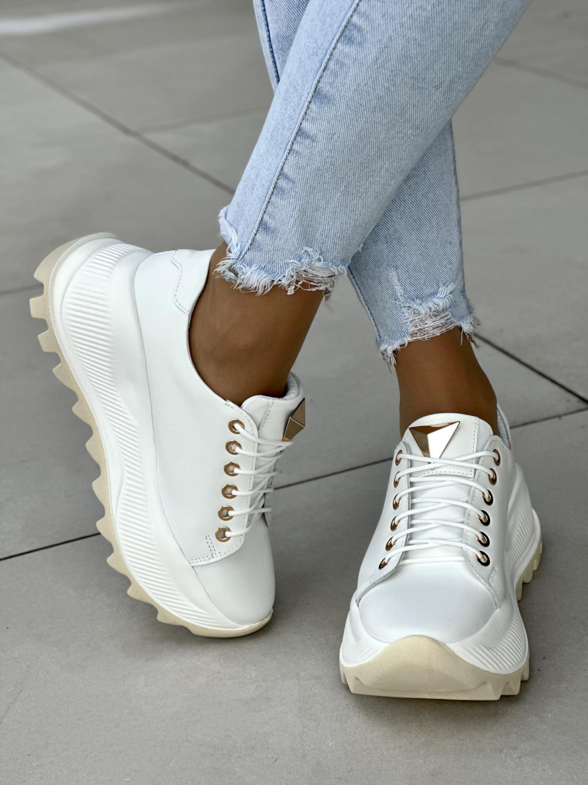 Białe sneakersy damskie OLEKSY ze skóry naturalnej polskiej produkcji na grubej podeszwie