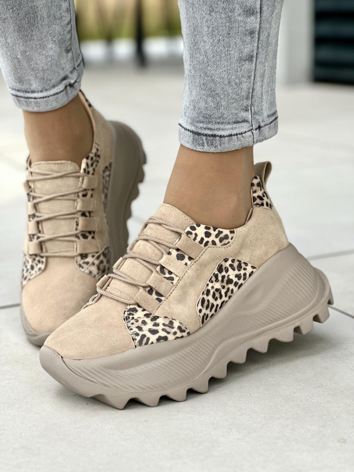 Modne beżowe sneakersy damskie skórzane OLEKSY na wygodnym grubym spodzie polskiej produkcji