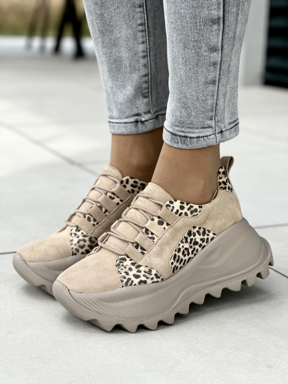 Modne beżowe sneakersy damskie skórzane OLEKSY na wygodnym grubym spodzie polskiej produkcji