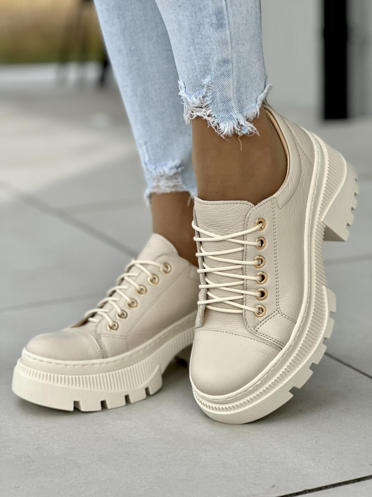 Beżowe półbuty damskie skórzane OLEKSY na wygodnym obcasie polskiej produkcji