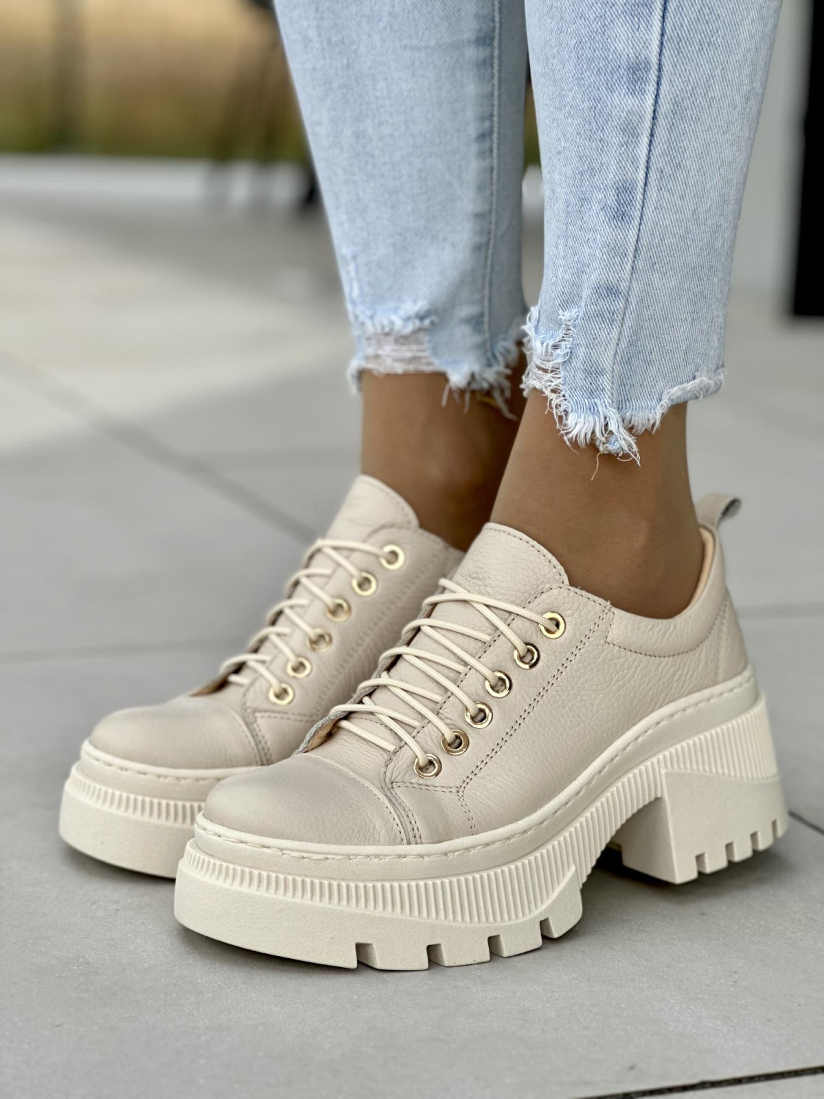 Beżowe półbuty damskie skórzane OLEKSY na wygodnym obcasie polskiej produkcji