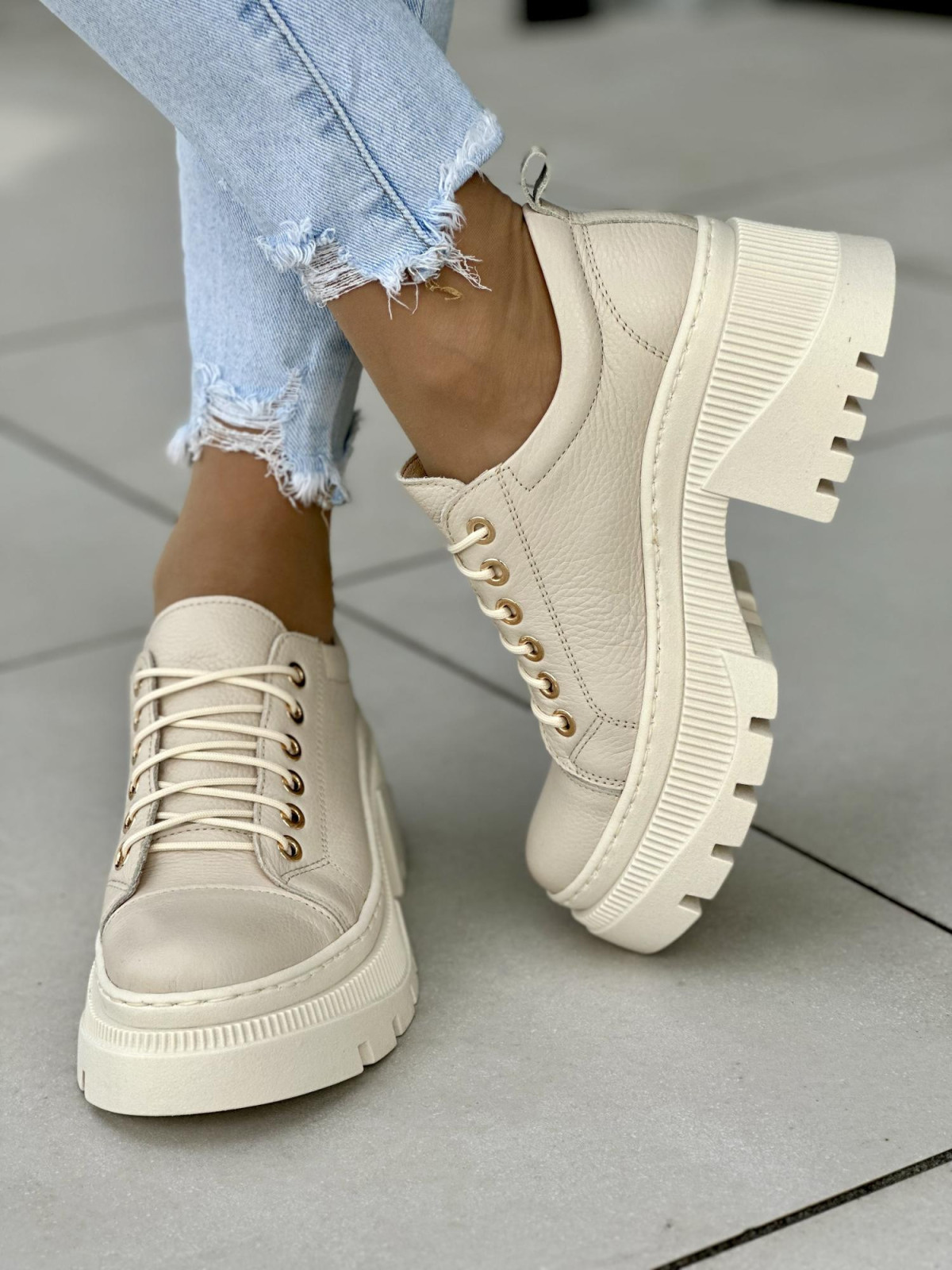 Beżowe półbuty damskie skórzane OLEKSY na wygodnym obcasie polskiej produkcji