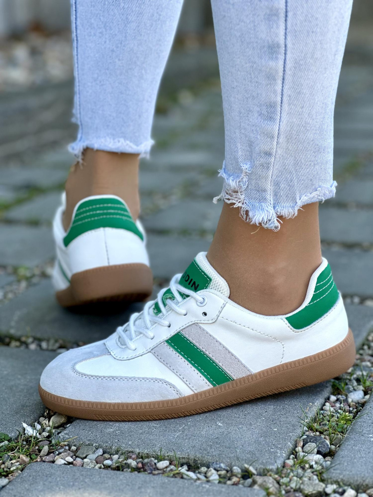 Stylowe trampki wykonane z wysokiej jakości skóry naturalnej