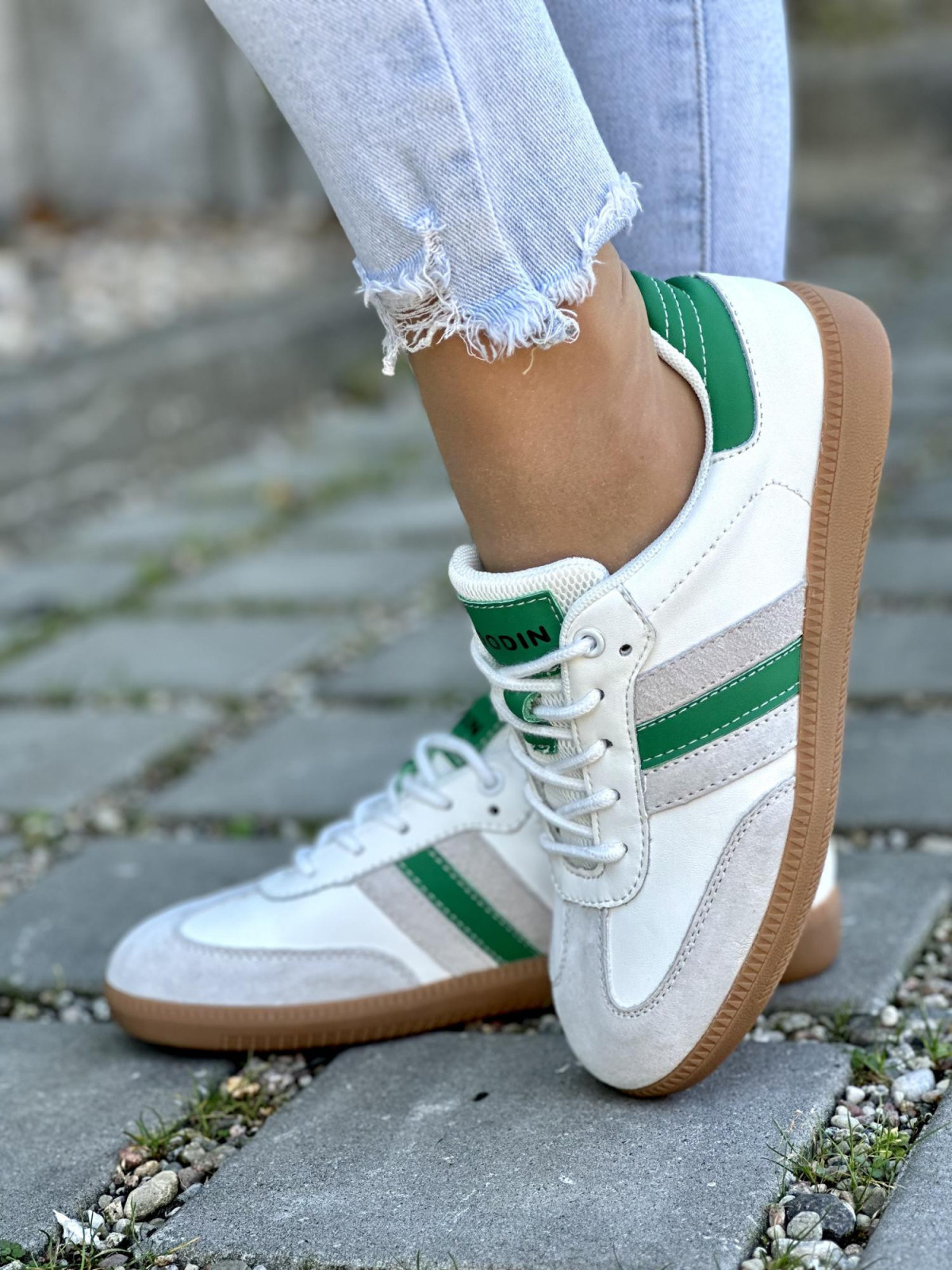 Stylowe trampki wykonane z wysokiej jakości skóry naturalnej