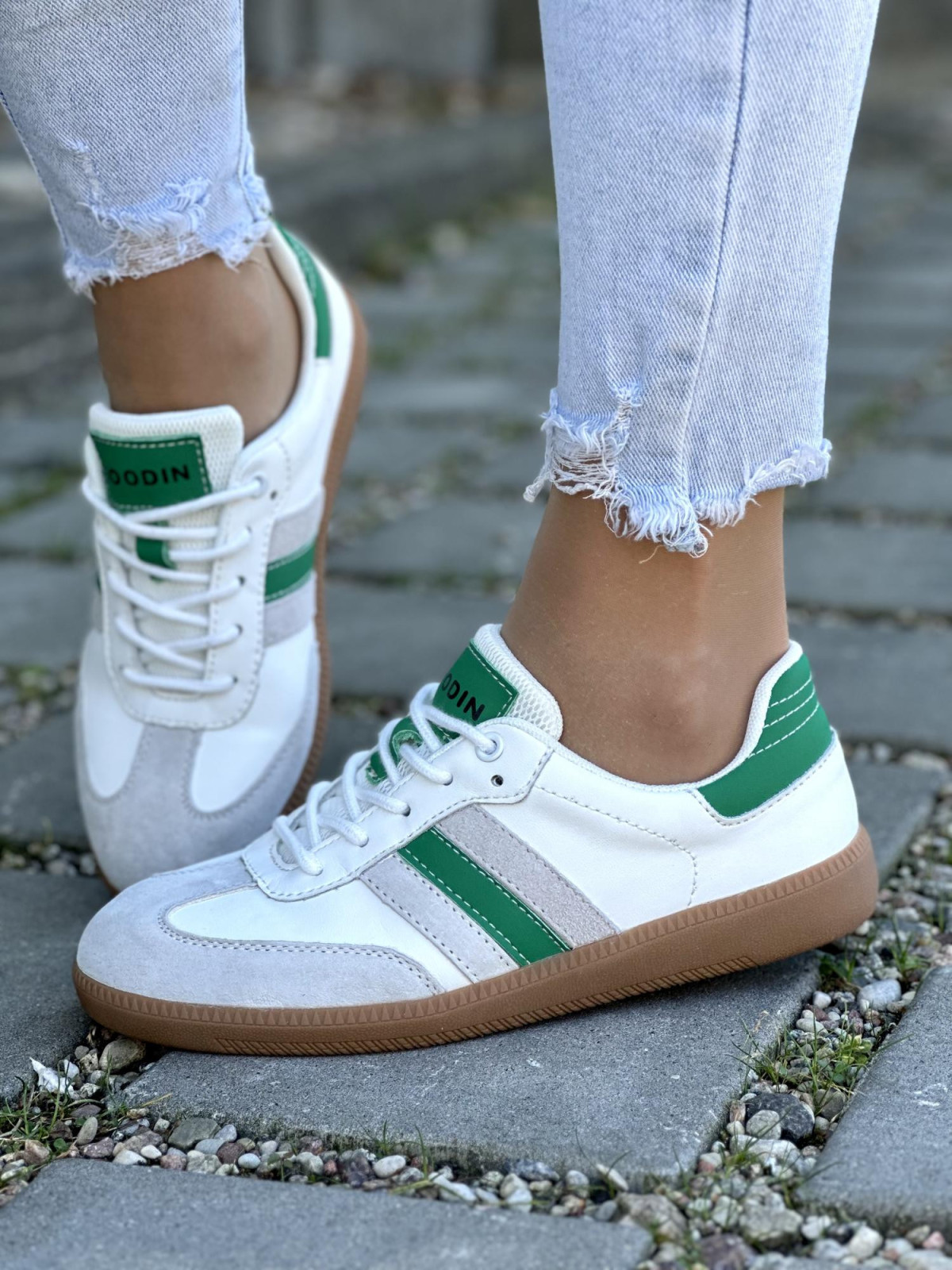 Stylowe trampki wykonane z wysokiej jakości skóry naturalnej