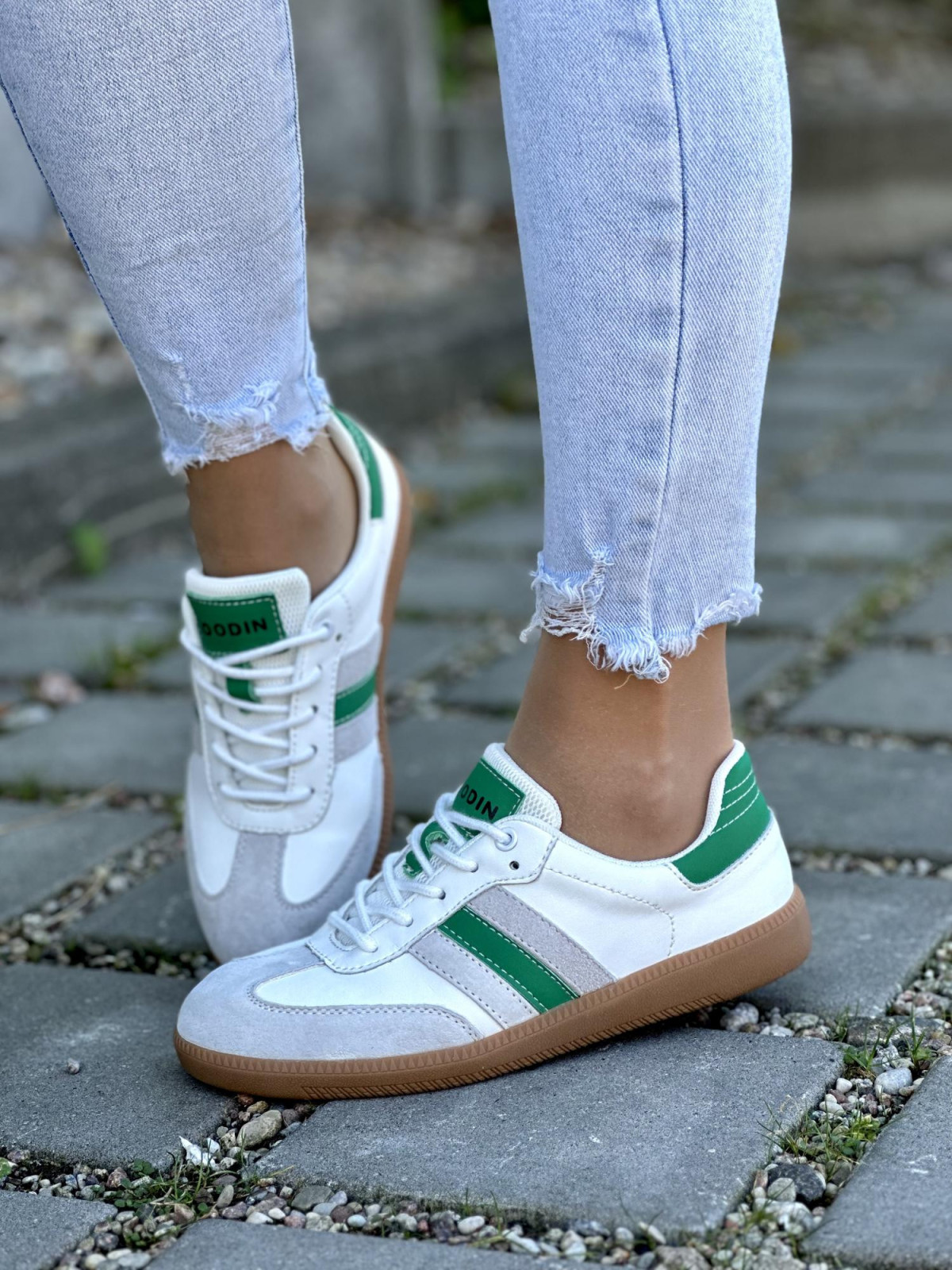 Stylowe trampki wykonane z wysokiej jakości skóry naturalnej