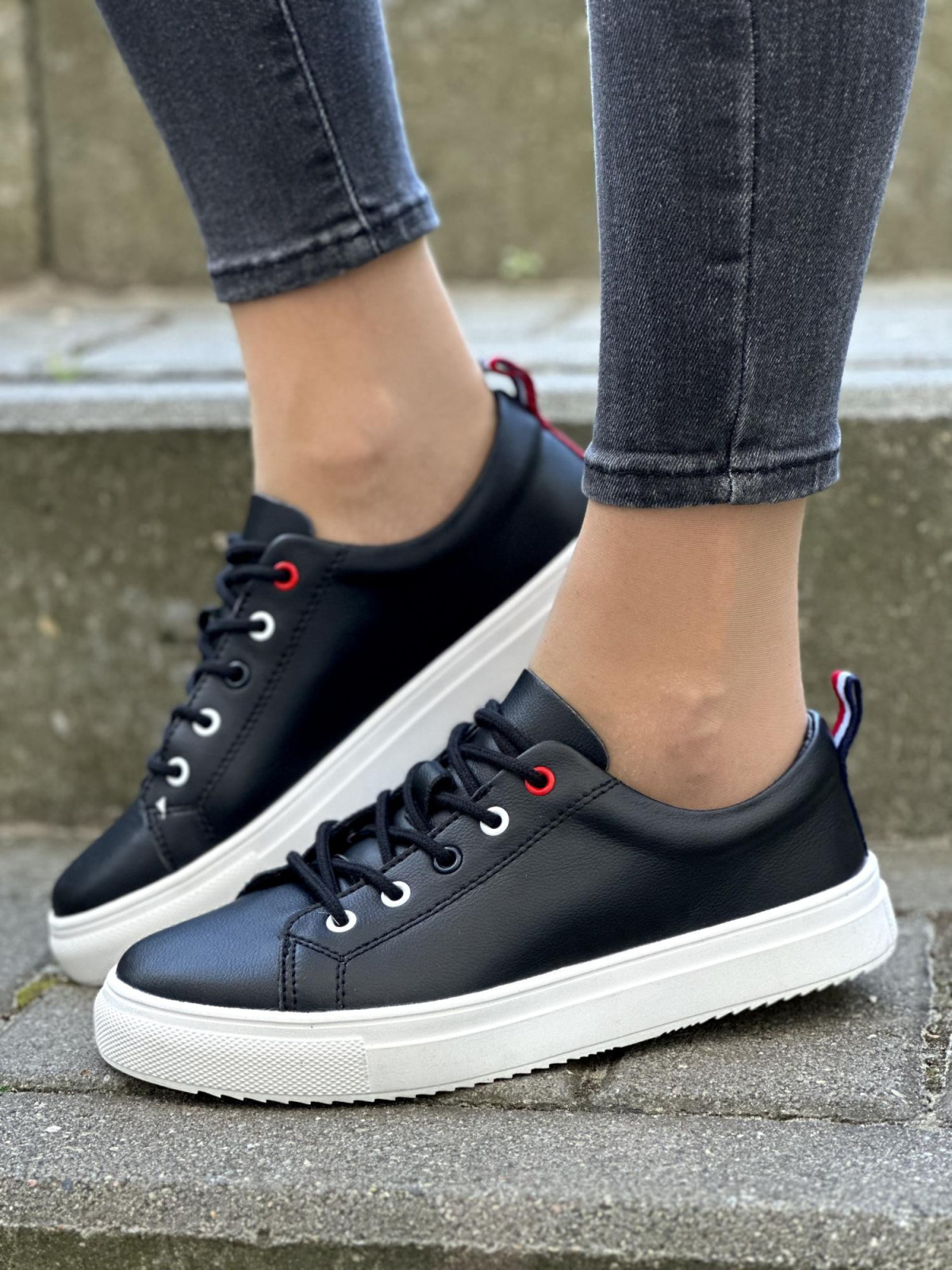 Czarne trampki ze skóry naturalnej