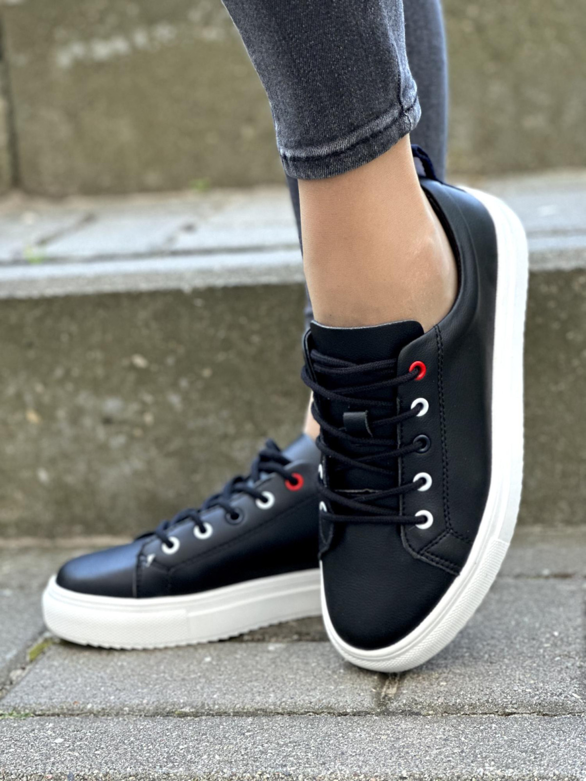 Czarne trampki ze skóry naturalnej