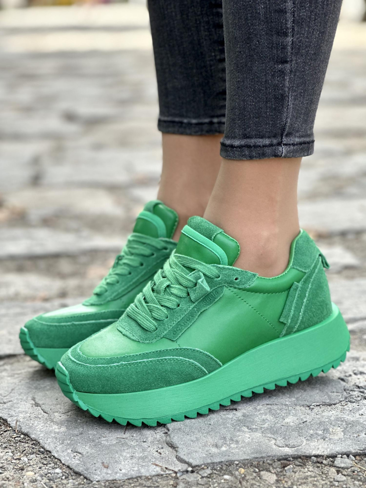 Sneakersy skórzane w intensywnym zielonym kolorze