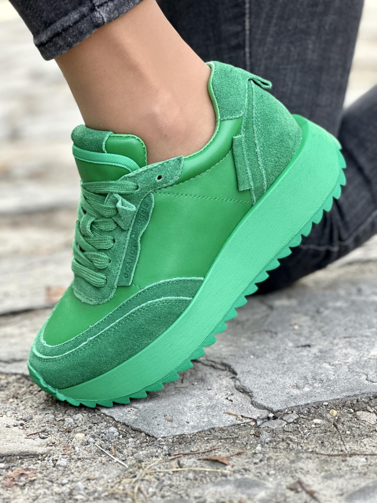 Sneakersy skórzane w intensywnym zielonym kolorze