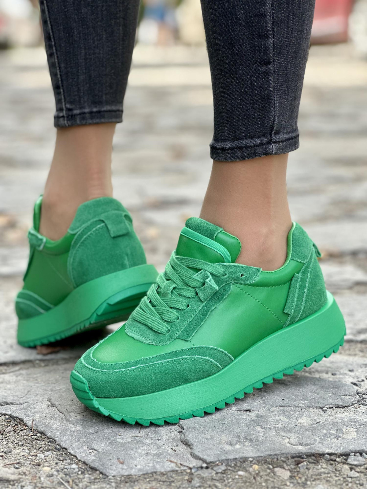 Sneakersy skórzane w intensywnym zielonym kolorze